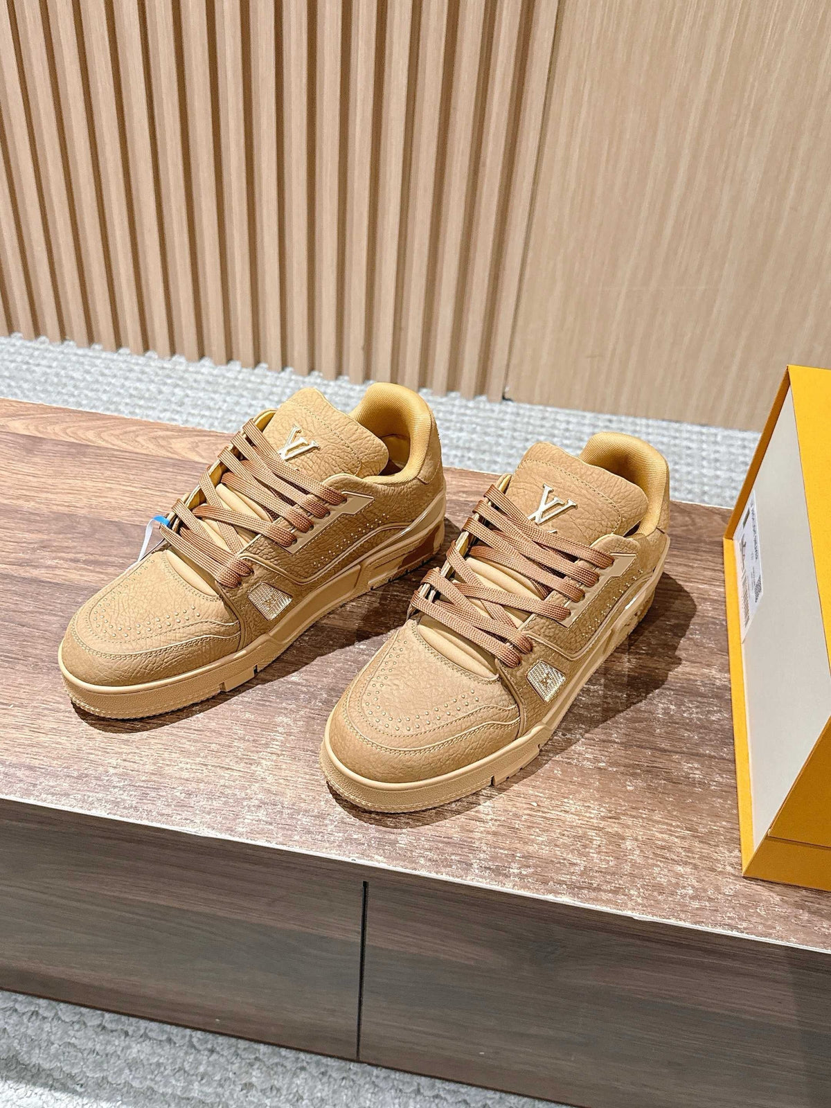 Trainer Black Textured