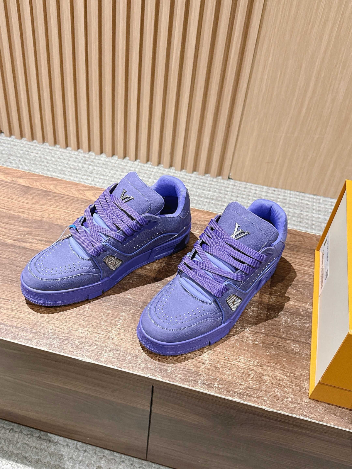 Trainer Black Textured