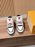 Trainer Rot und Weiß
