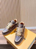 Trainer Rot und Weiß