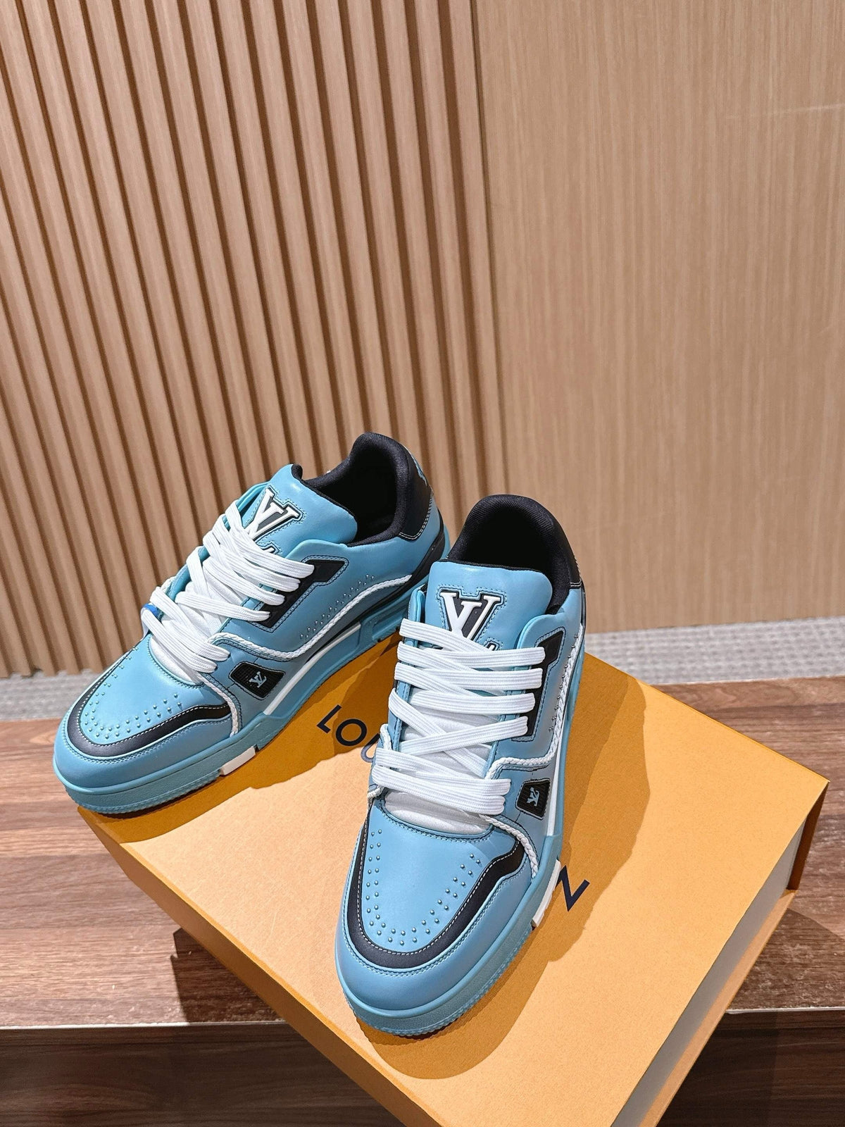 Trainer Rot und Weiß