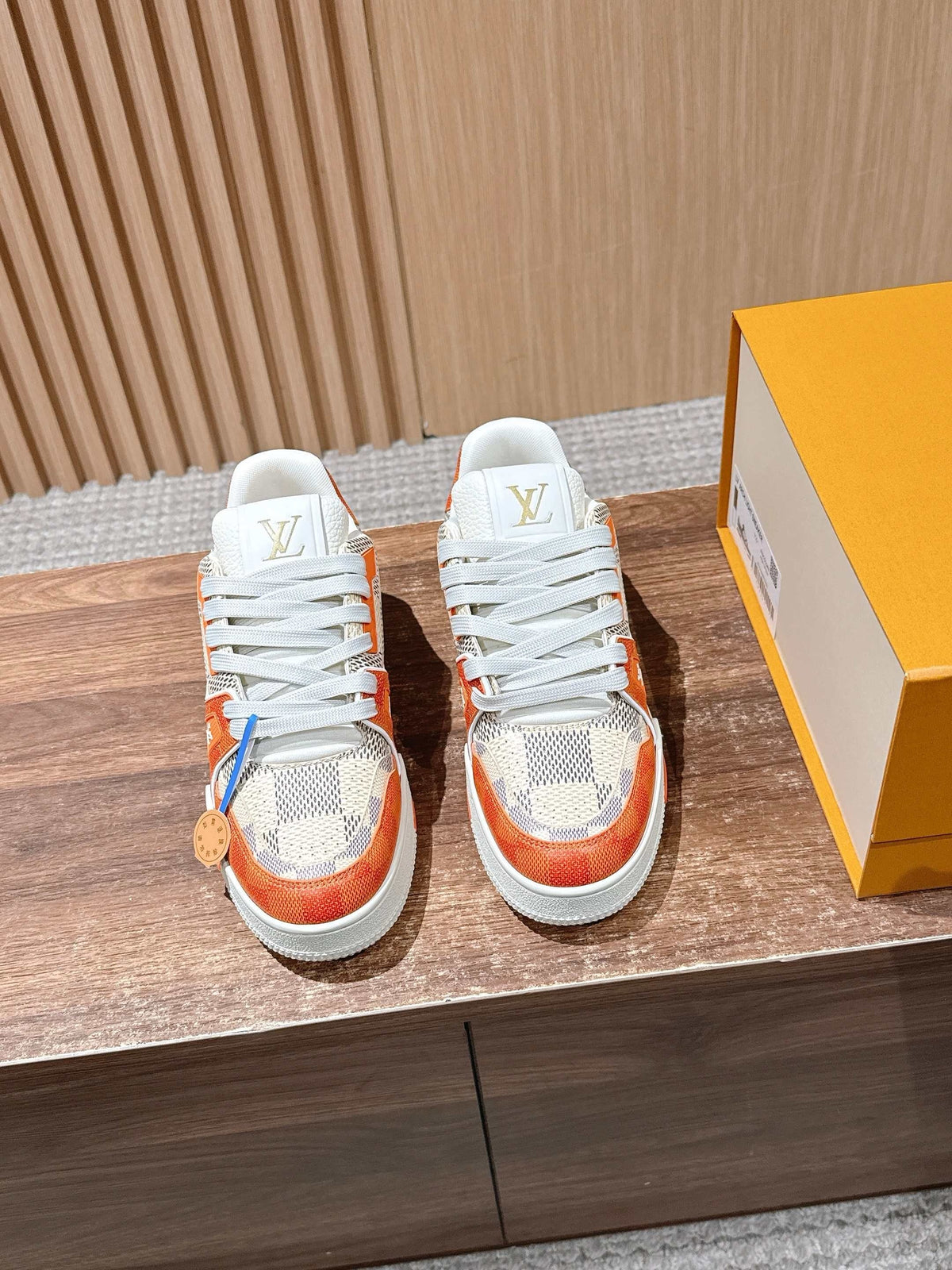 Trainer Orange