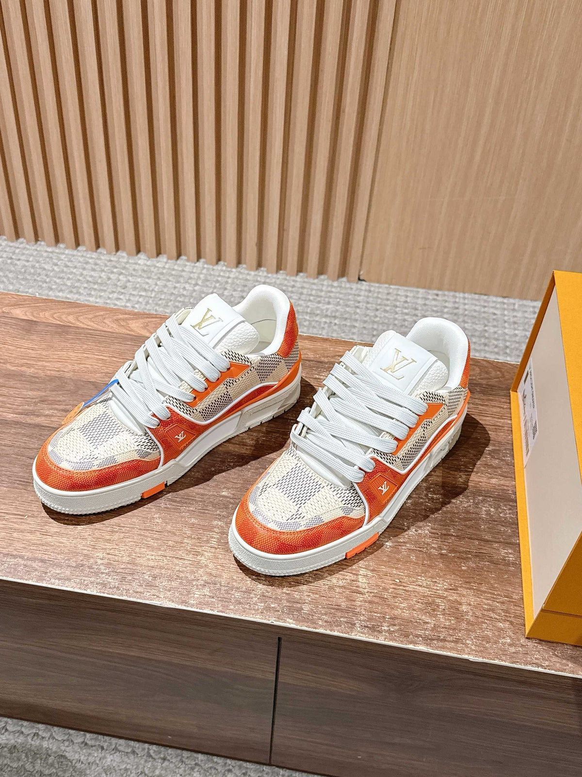 Trainer Orange