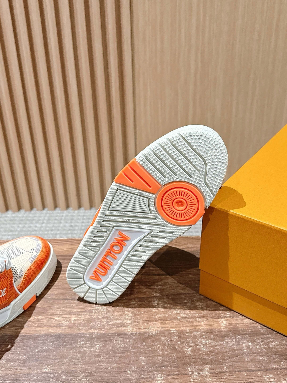 Trainer Orange