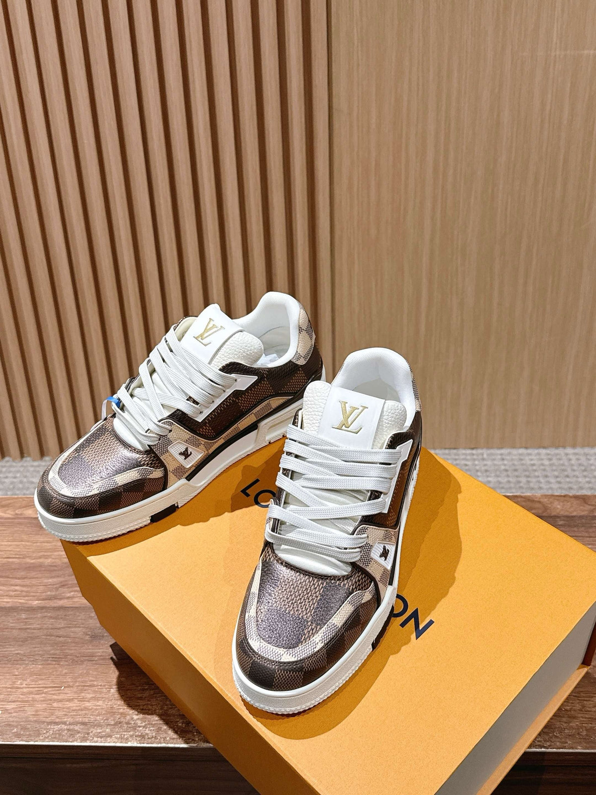 Trainer Orange