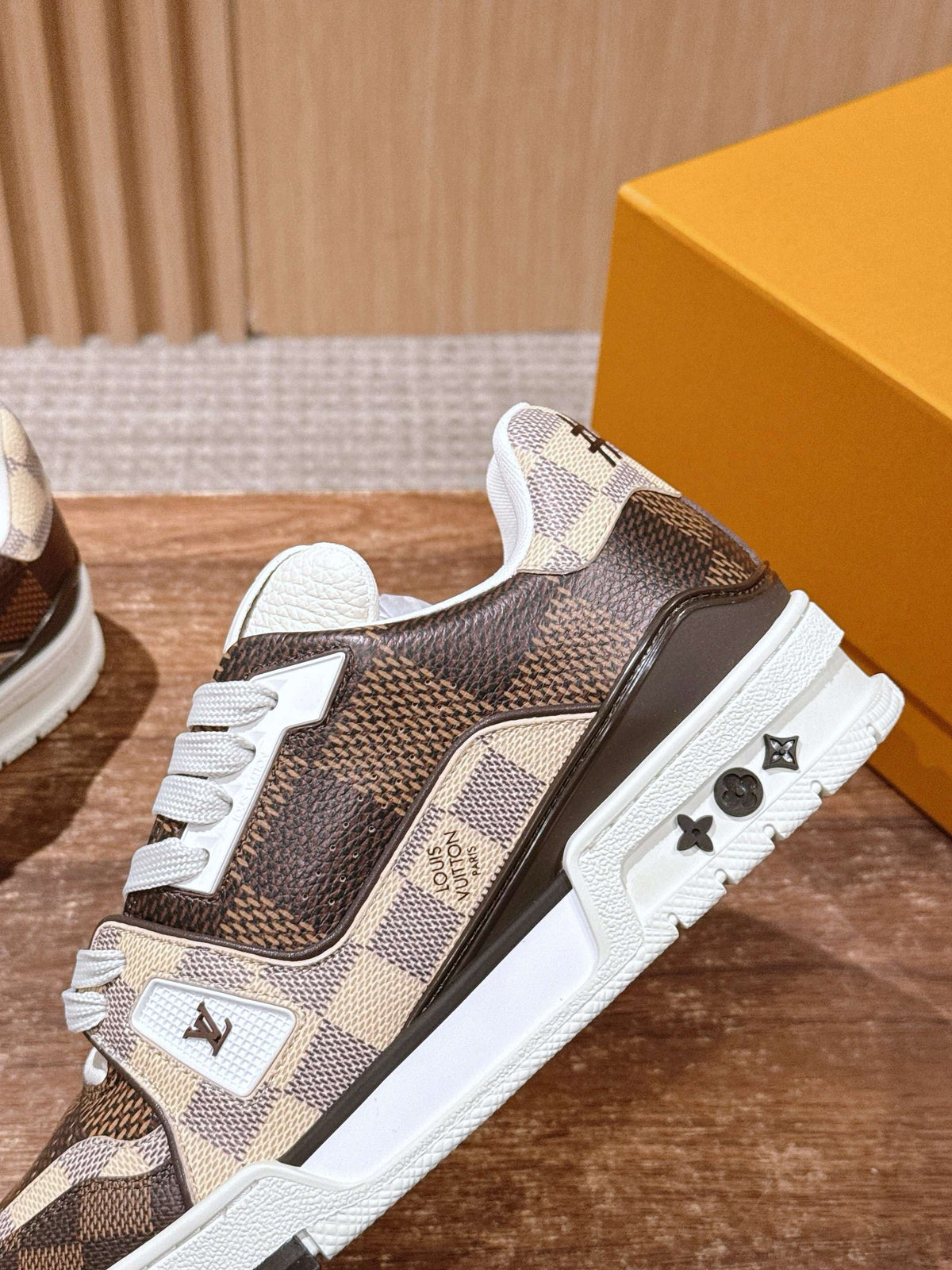 Trainer Orange