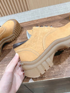 Beige Leder-Stiefelette mit Profilsohle – Damen