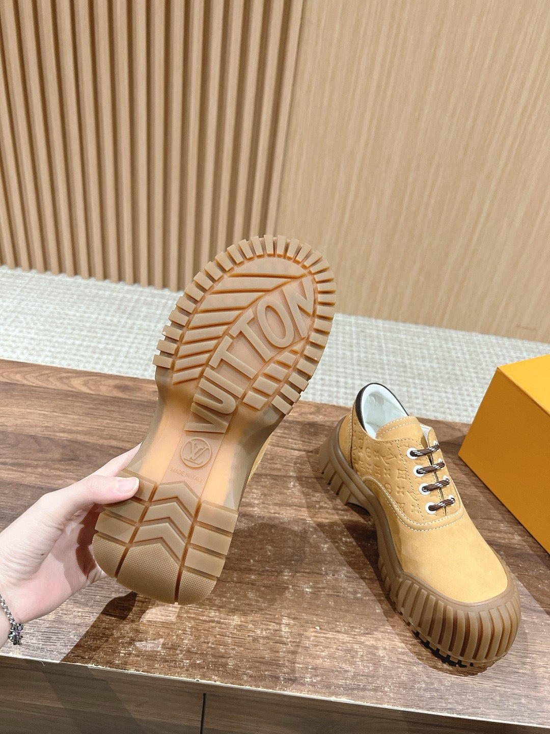 Beige Leder-Stiefelette mit Profilsohle – Damen