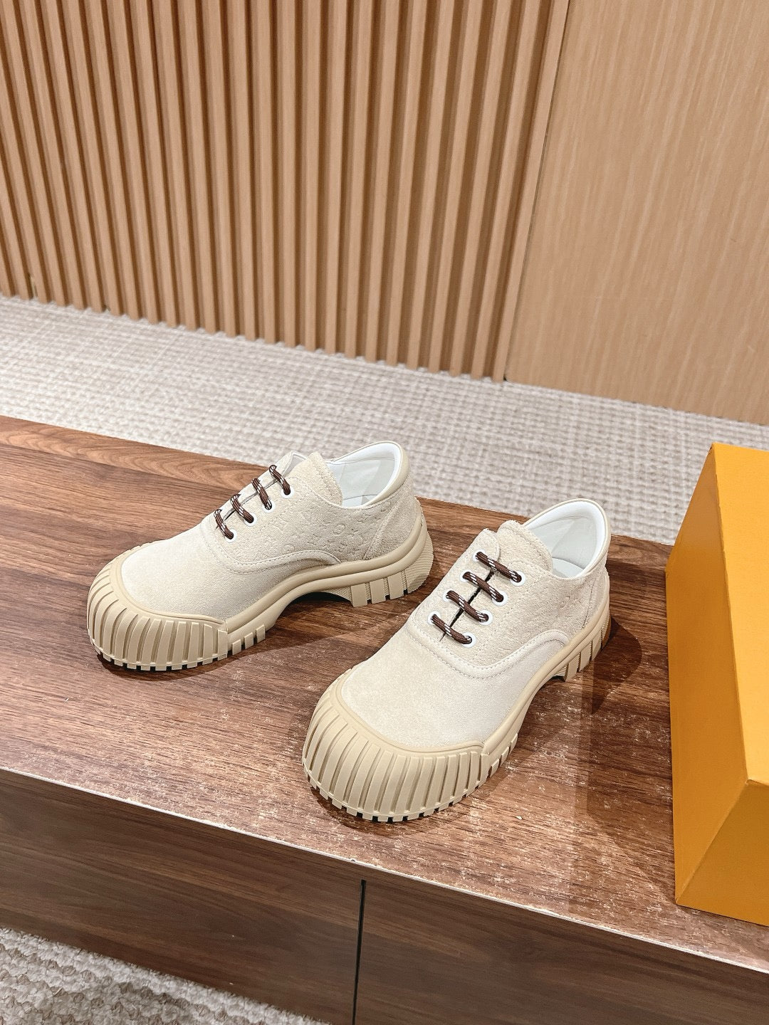 Beige Leder-Stiefelette mit Profilsohle – Damen