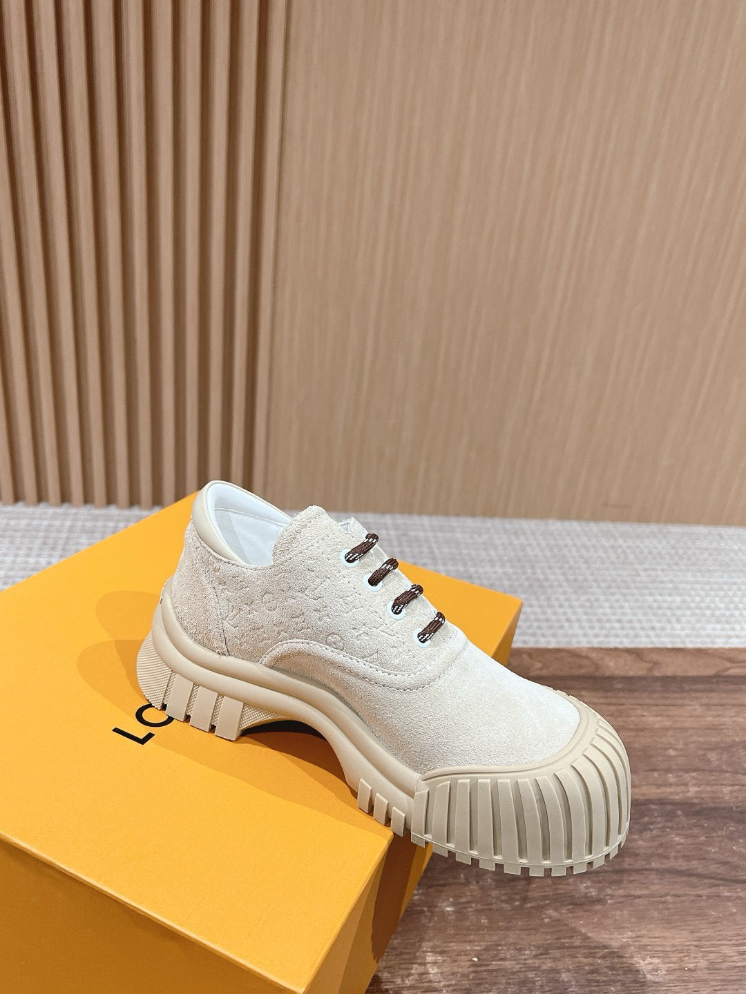 Beige Leder-Stiefelette mit Profilsohle – Damen