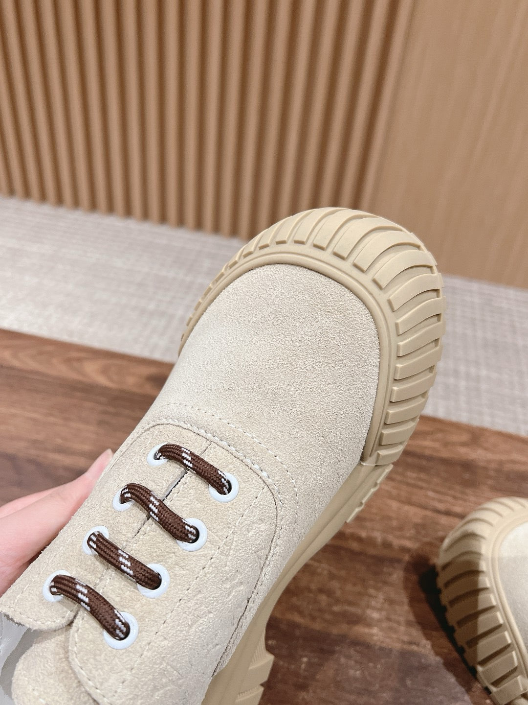Beige Leder-Stiefelette mit Profilsohle – Damen