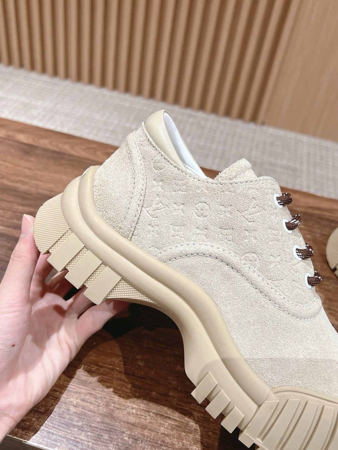 Beige Leder-Stiefelette mit Profilsohle – Damen