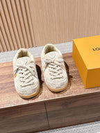 Cremefarbener, geprägter Low-Top aus Leder – Damen