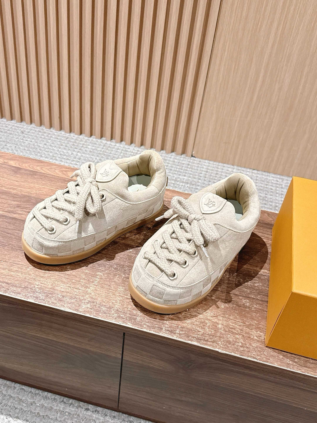 Cremefarbener, geprägter Low-Top aus Leder – Damen