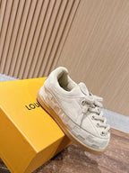 Cremefarbener, geprägter Low-Top aus Leder – Damen
