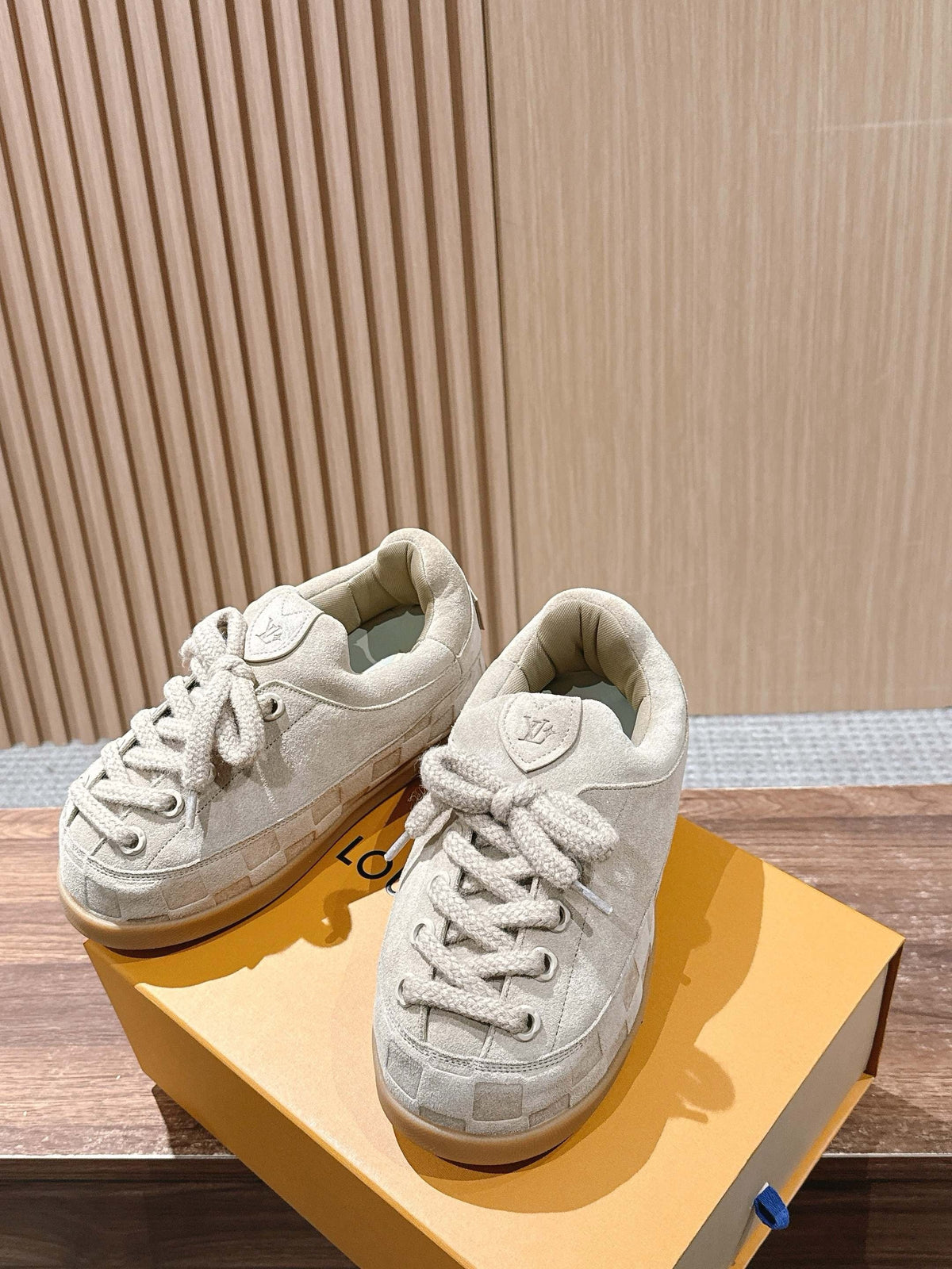 Cremefarbener, geprägter Low-Top aus Leder – Damen
