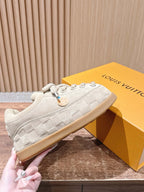 Cremefarbener, geprägter Low-Top aus Leder – Damen