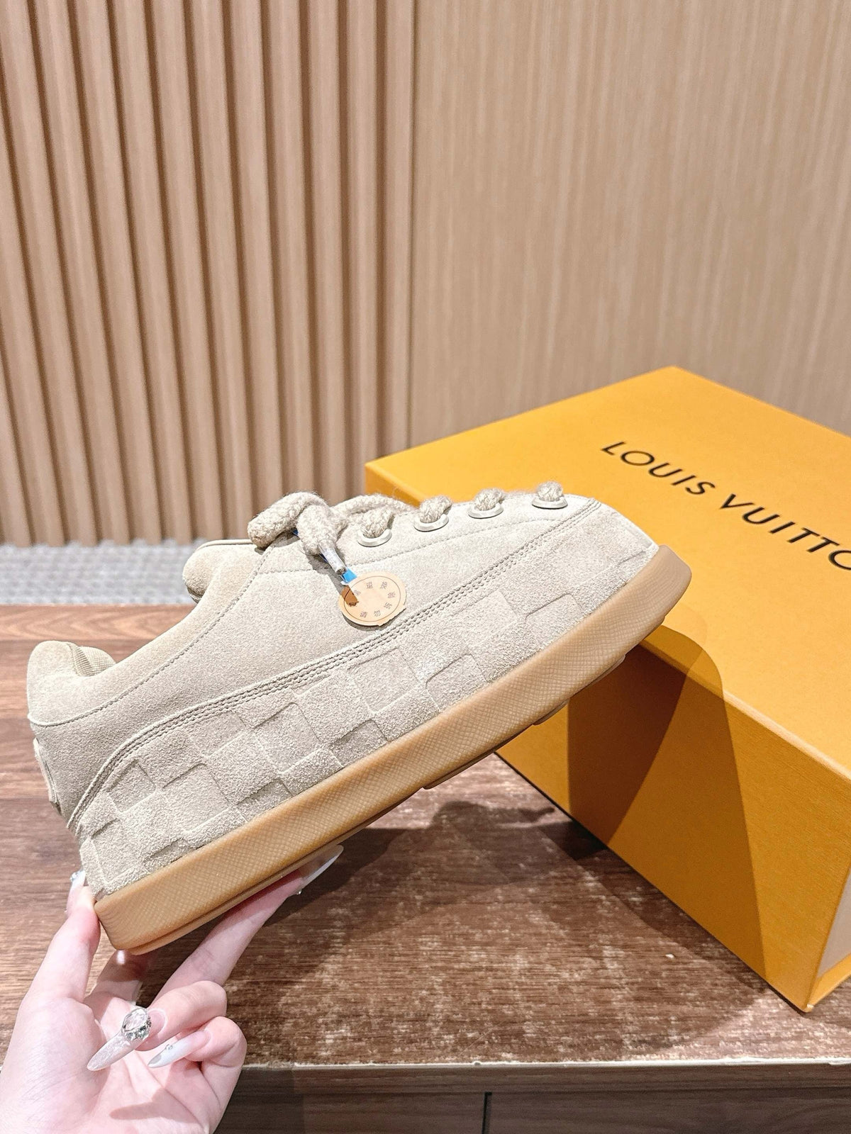 Cremefarbener, geprägter Low-Top aus Leder – Damen