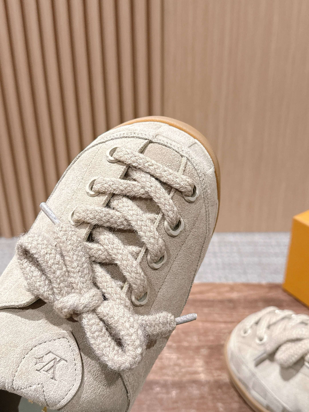 Cremefarbener, geprägter Low-Top aus Leder – Damen