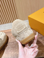 Cremefarbener, geprägter Low-Top aus Leder – Damen