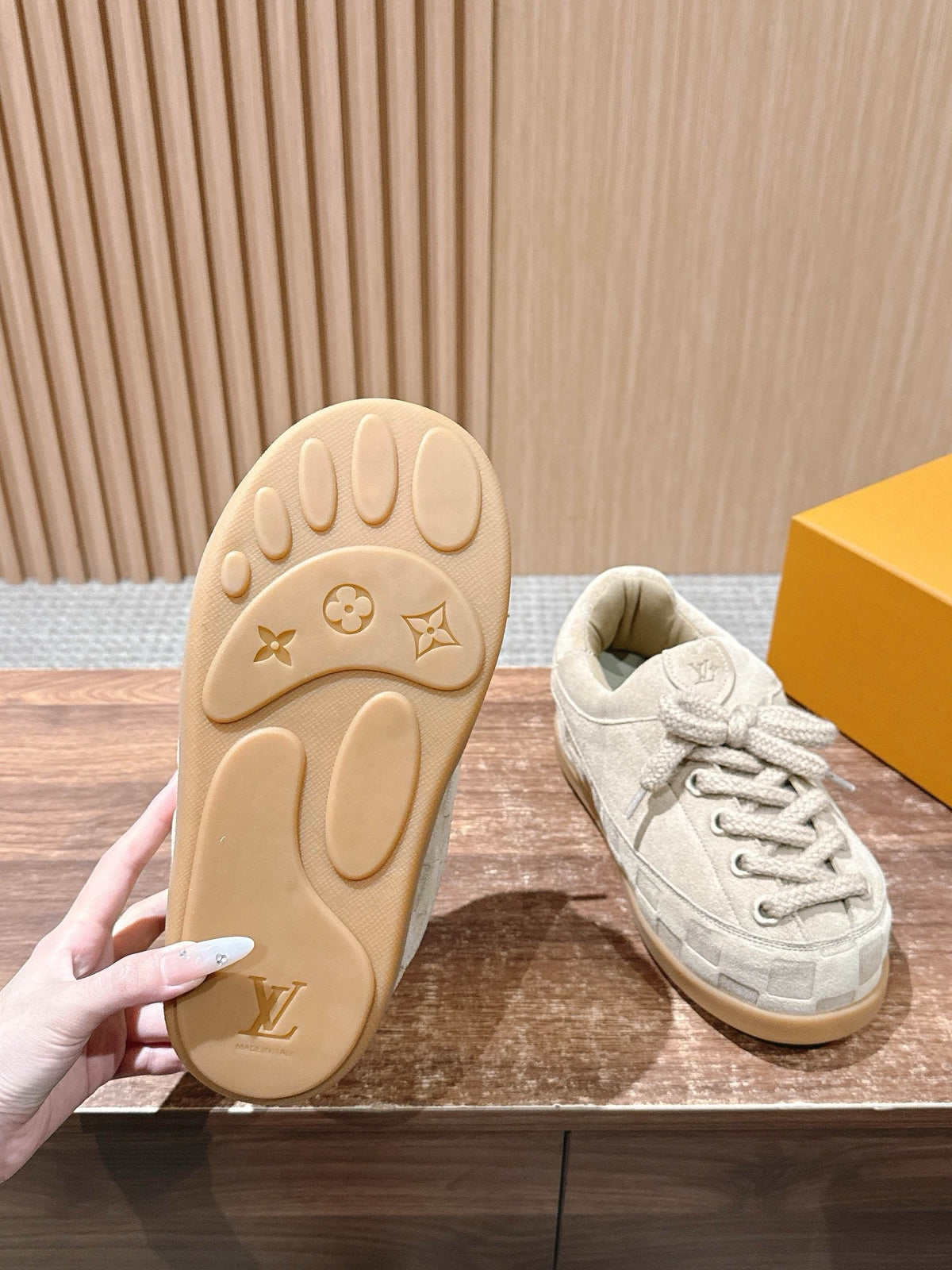 Cremefarbener, geprägter Low-Top aus Leder – Damen