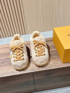 Cremefarbener, geprägter Low-Top aus Leder – Damen