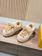 Cremefarbener, geprägter Low-Top aus Leder – Damen
