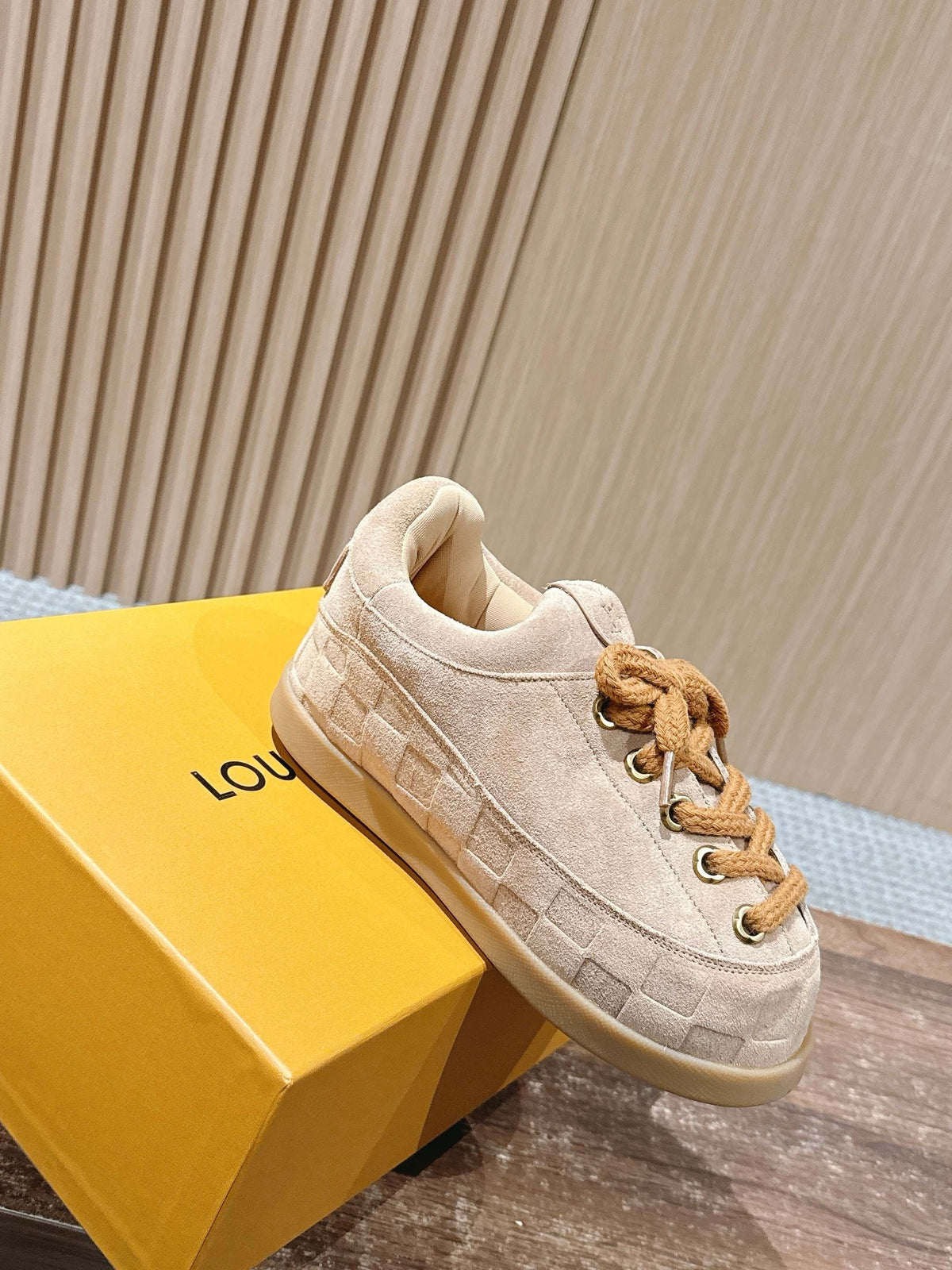 Cremefarbener, geprägter Low-Top aus Leder – Damen