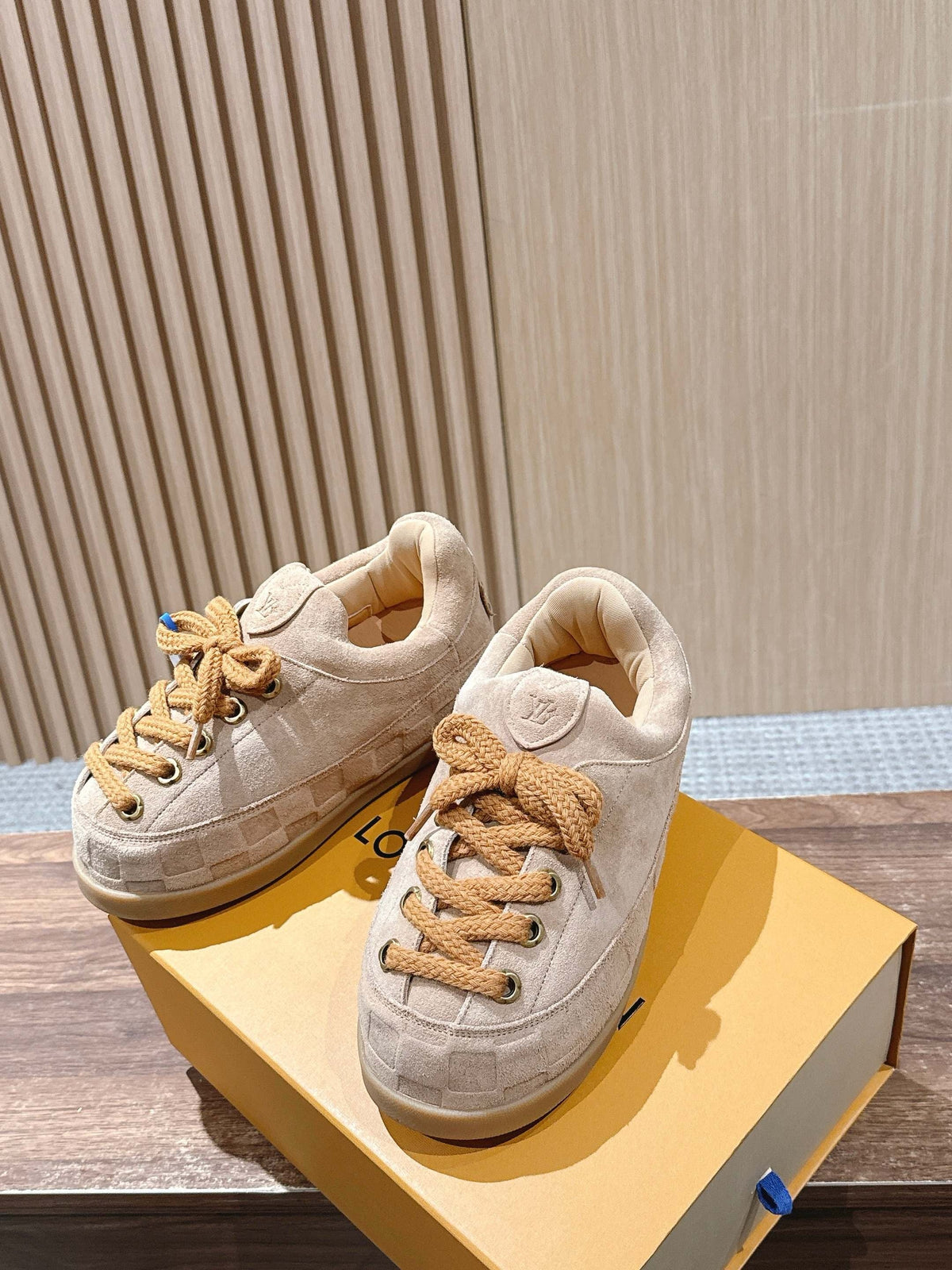 Cremefarbener, geprägter Low-Top aus Leder – Damen