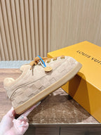 Cremefarbener, geprägter Low-Top aus Leder – Damen