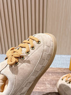 Cremefarbener, geprägter Low-Top aus Leder – Damen