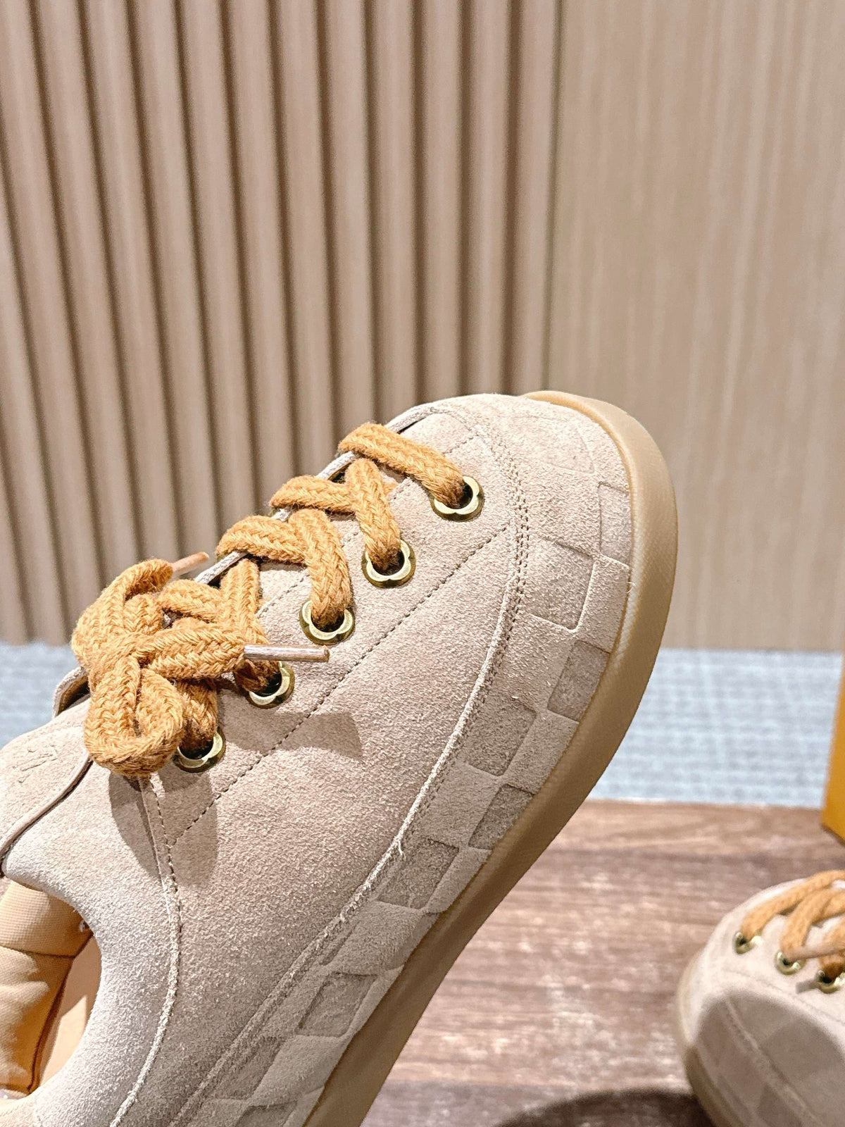 Cremefarbener, geprägter Low-Top aus Leder – Damen