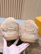 Cremefarbener, geprägter Low-Top aus Leder – Damen