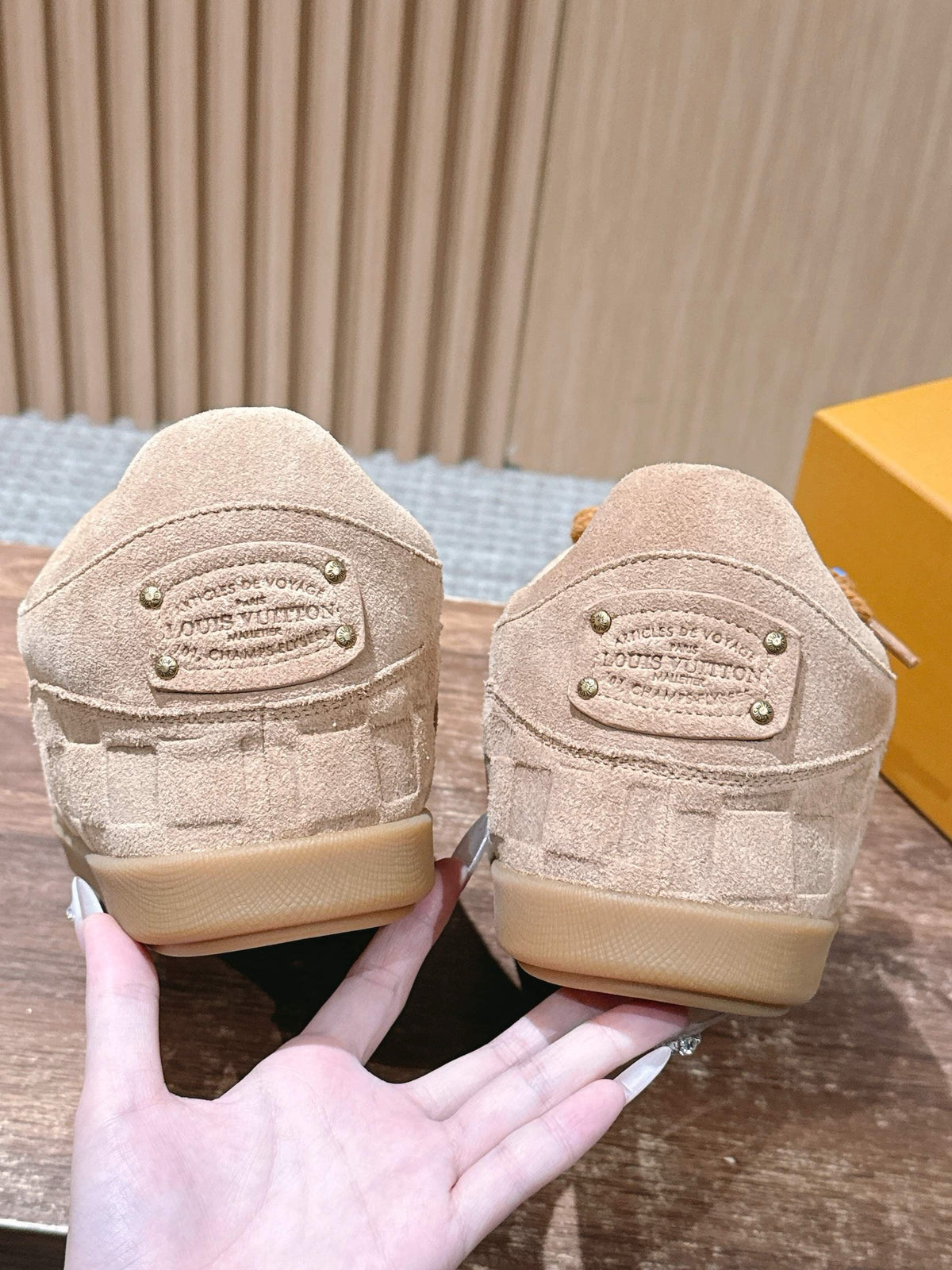 Cremefarbener, geprägter Low-Top aus Leder – Damen