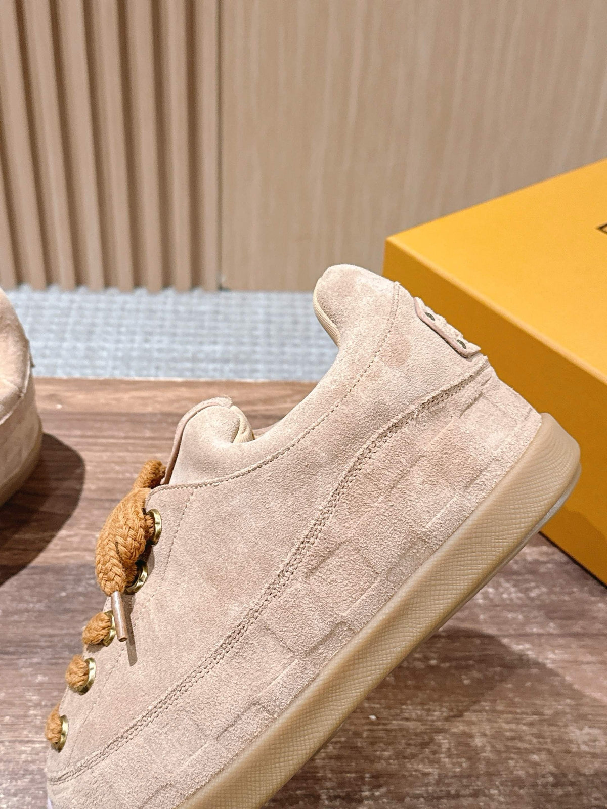 Cremefarbener, geprägter Low-Top aus Leder – Damen