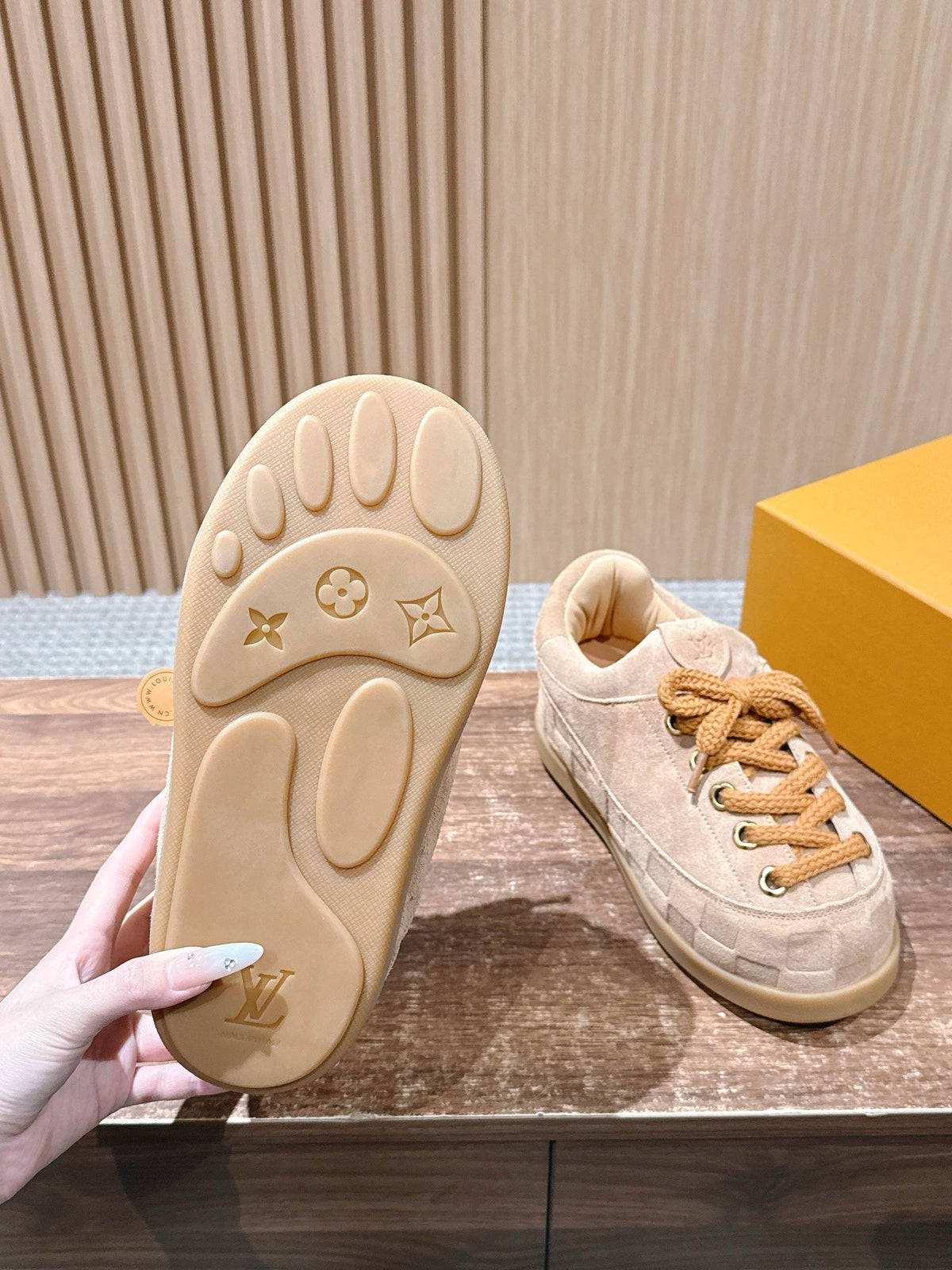 Cremefarbener, geprägter Low-Top aus Leder – Damen