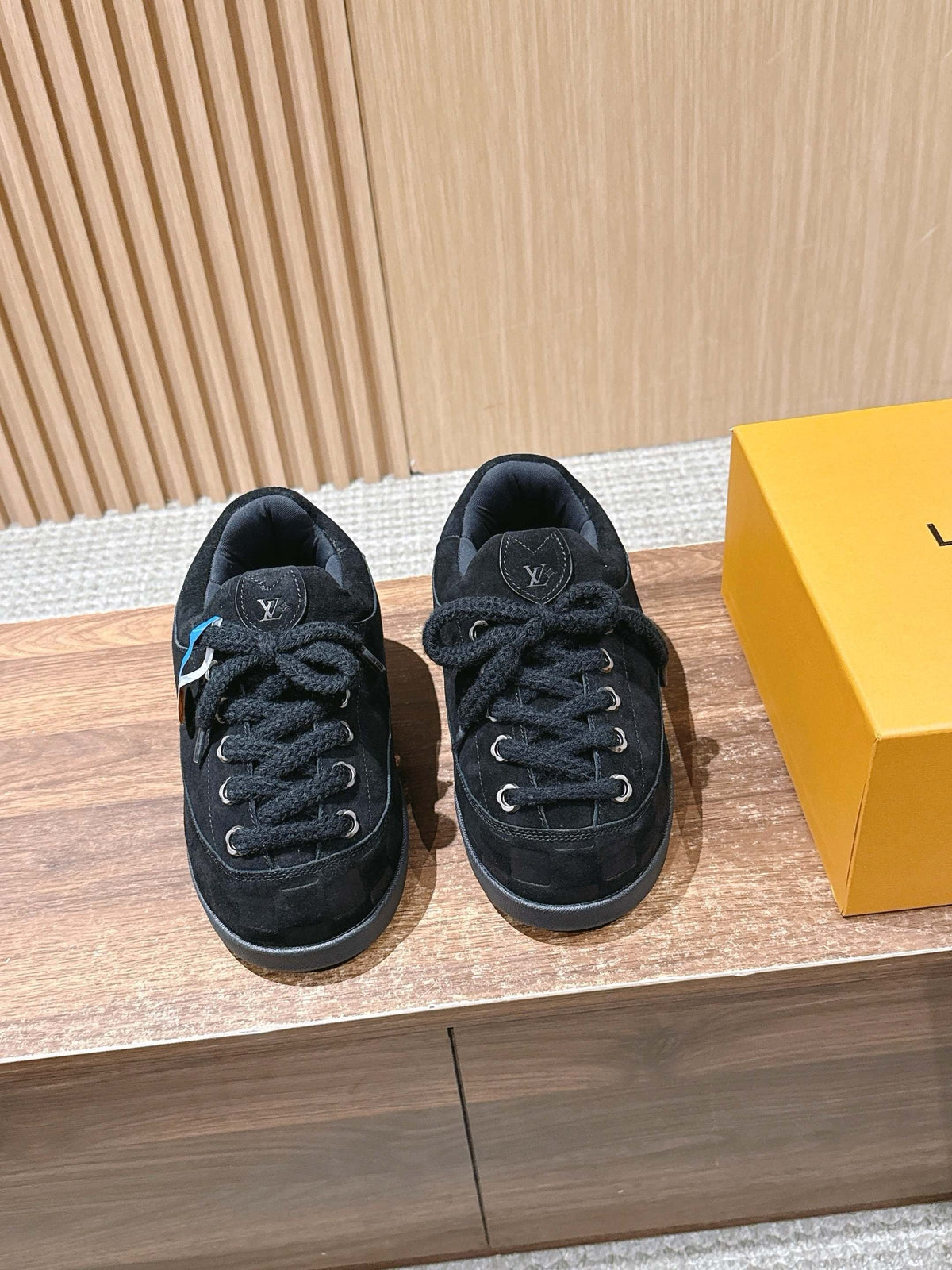 Cremefarbener, geprägter Low-Top aus Leder – Damen