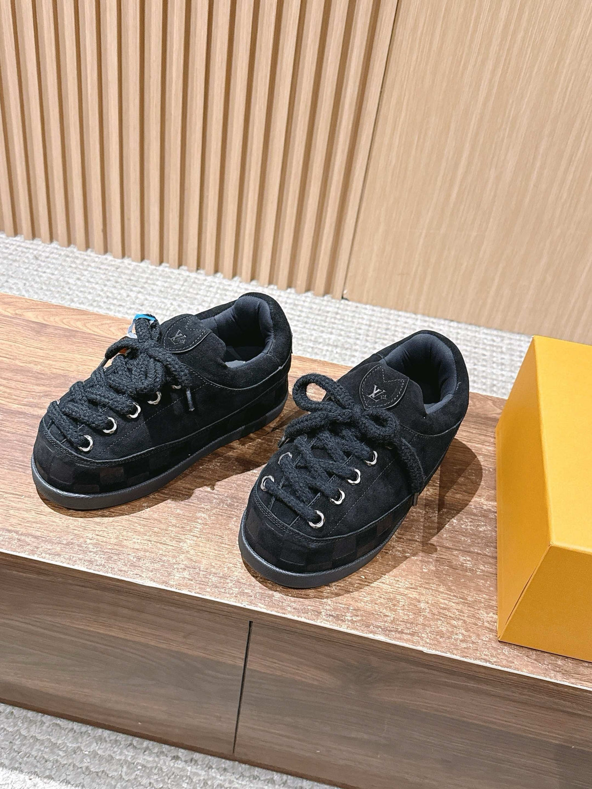 Cremefarbener, geprägter Low-Top aus Leder – Damen