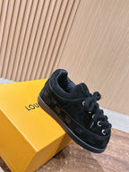 Cremefarbener, geprägter Low-Top aus Leder – Damen