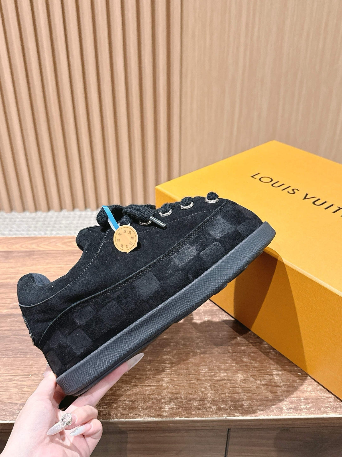 Cremefarbener, geprägter Low-Top aus Leder – Damen