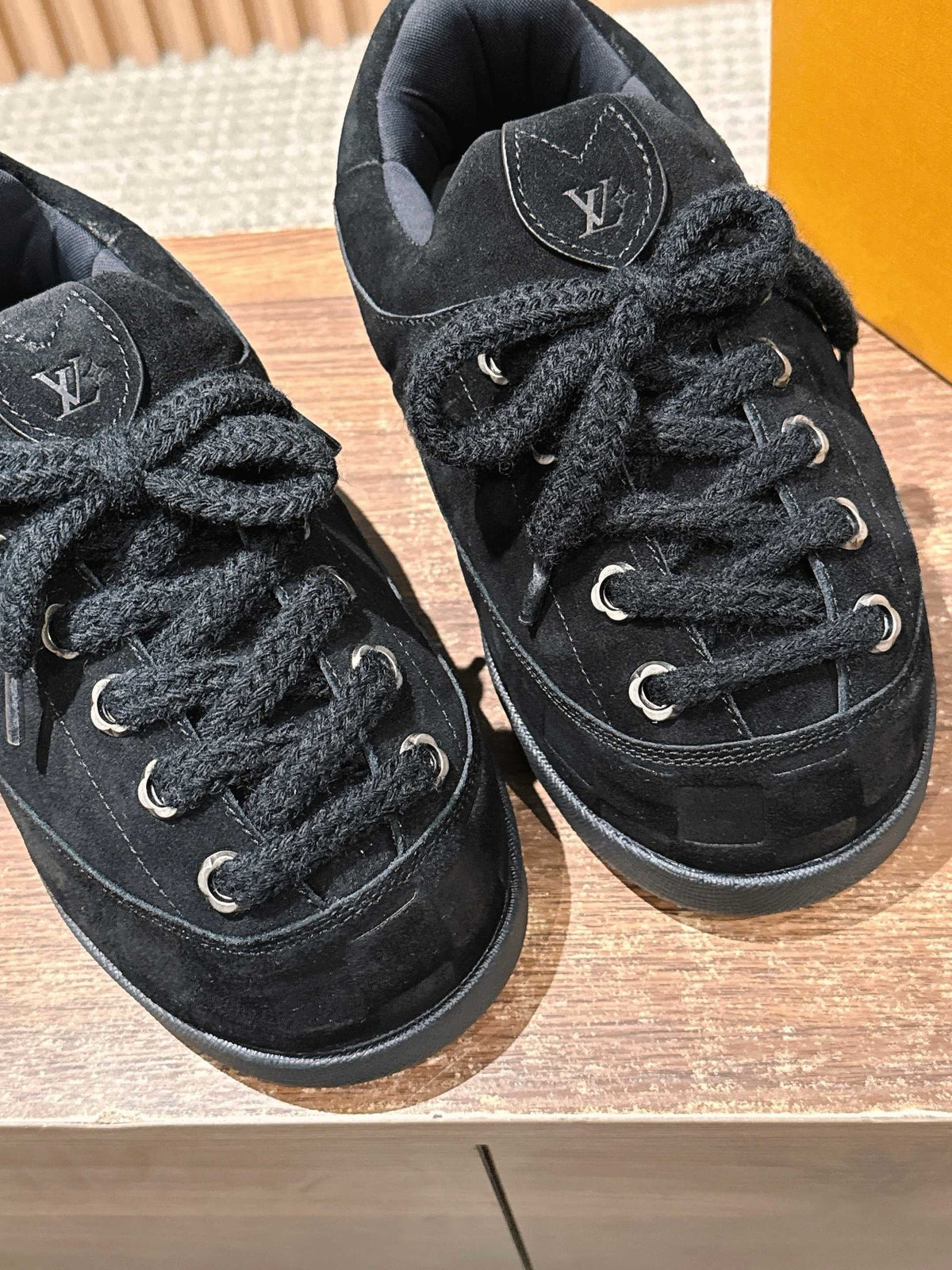 Cremefarbener, geprägter Low-Top aus Leder – Damen