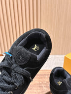 Cremefarbener, geprägter Low-Top aus Leder – Damen