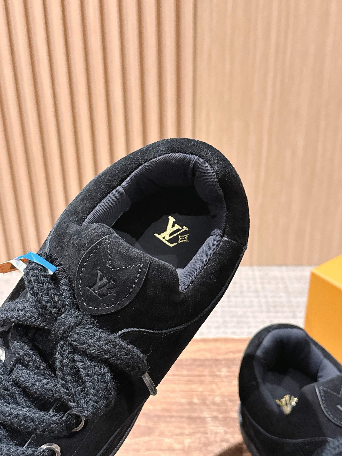 Cremefarbener, geprägter Low-Top aus Leder – Damen