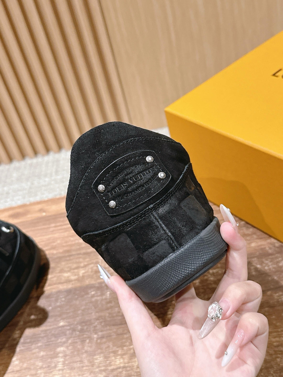 Cremefarbener, geprägter Low-Top aus Leder – Damen