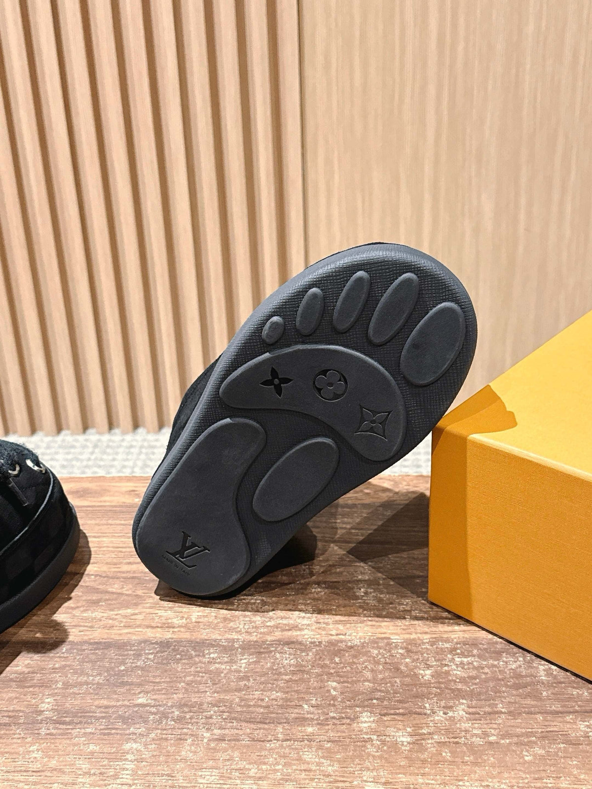 Cremefarbener, geprägter Low-Top aus Leder – Damen