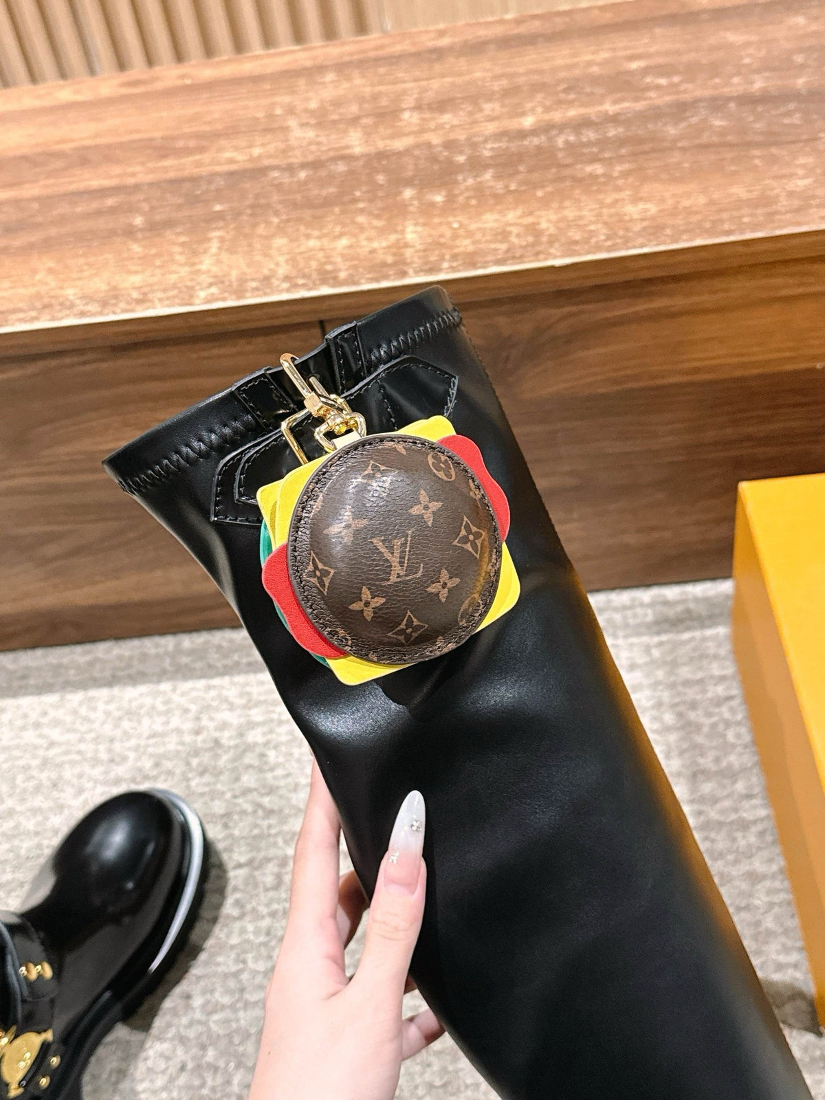 Schwarzer kniehoher Stiefel mit Lederbesatz – Damen