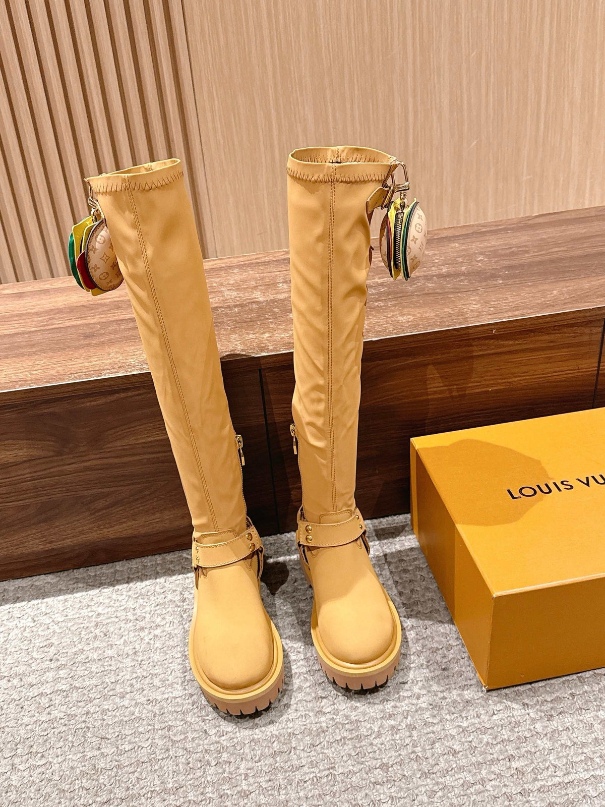 Schwarzer kniehoher Stiefel mit Lederbesatz – Damen