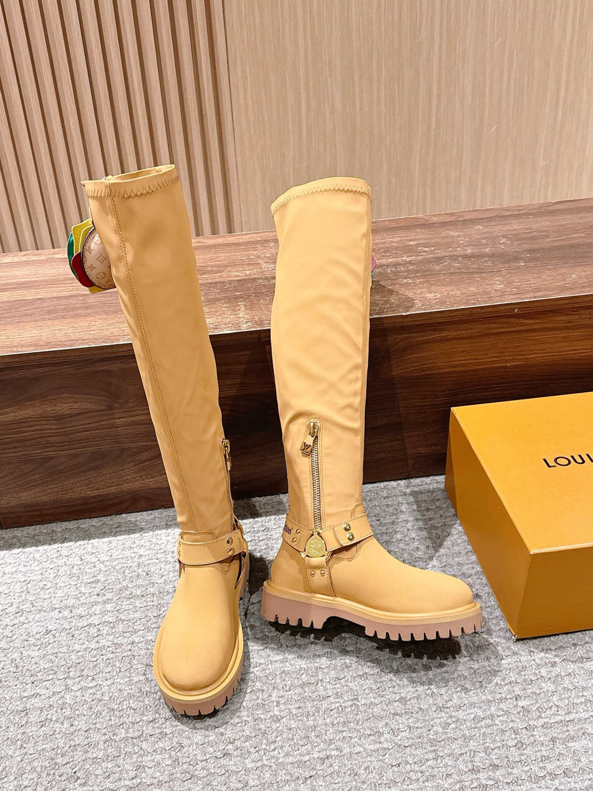 Schwarzer kniehoher Stiefel mit Lederbesatz – Damen
