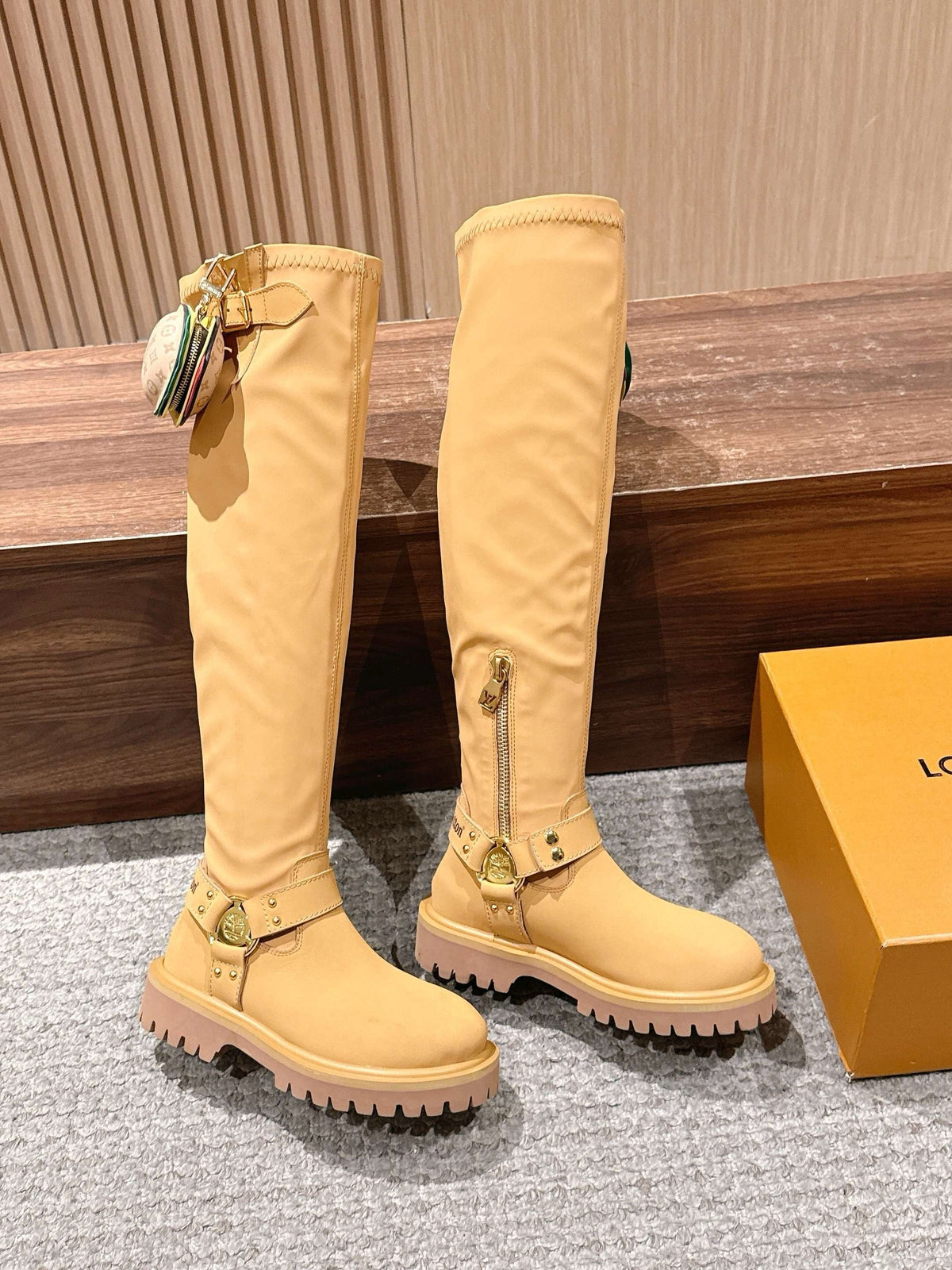 Schwarzer kniehoher Stiefel mit Lederbesatz – Damen