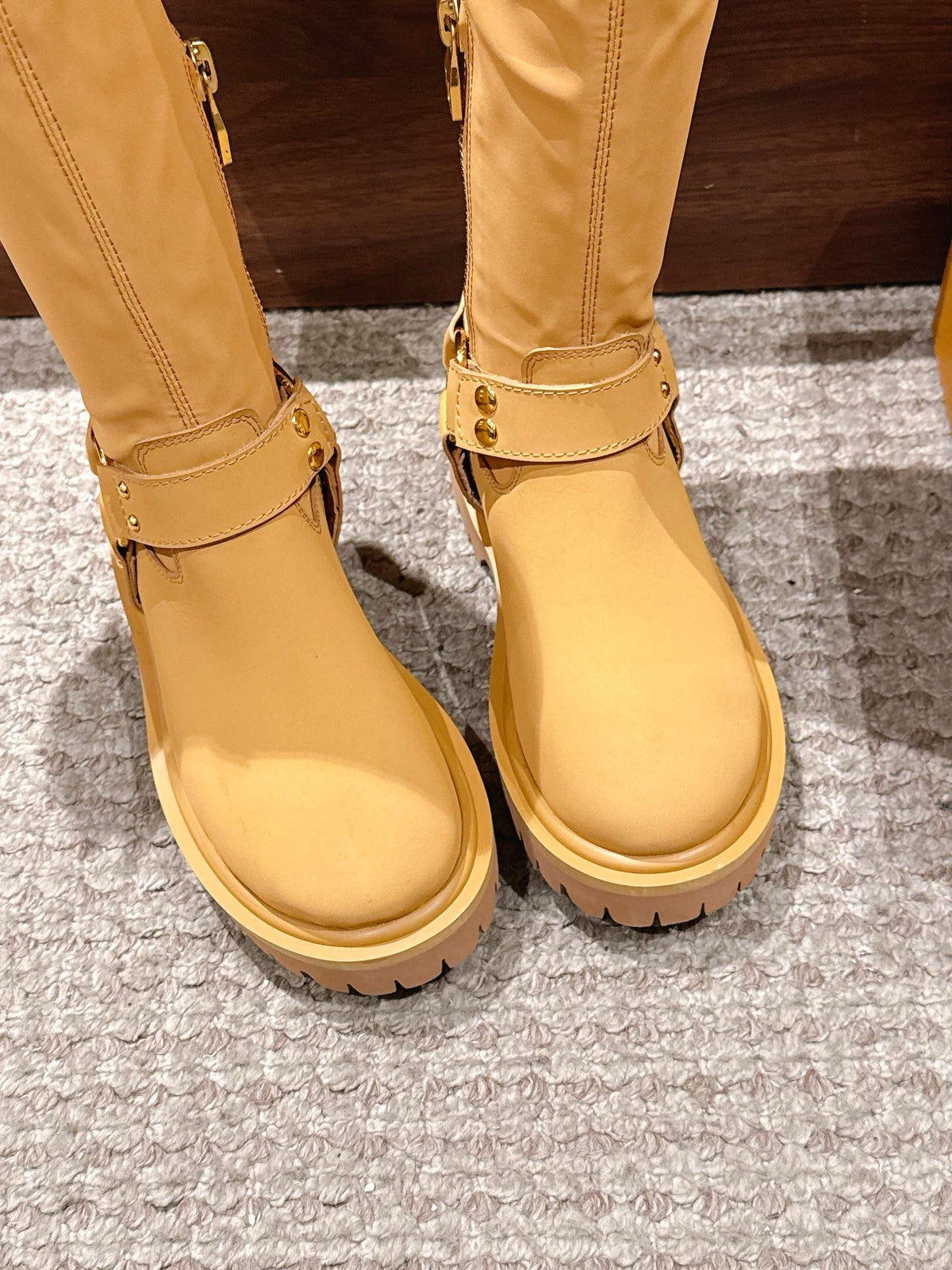 Schwarzer kniehoher Stiefel mit Lederbesatz – Damen